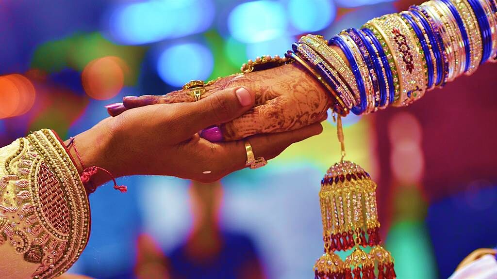 印度一名男子與妻子結婚半年就被離婚，後來才知道前妻改嫁自己的爸爸還生了一子。圖片為示意圖（圖／shutterstock）