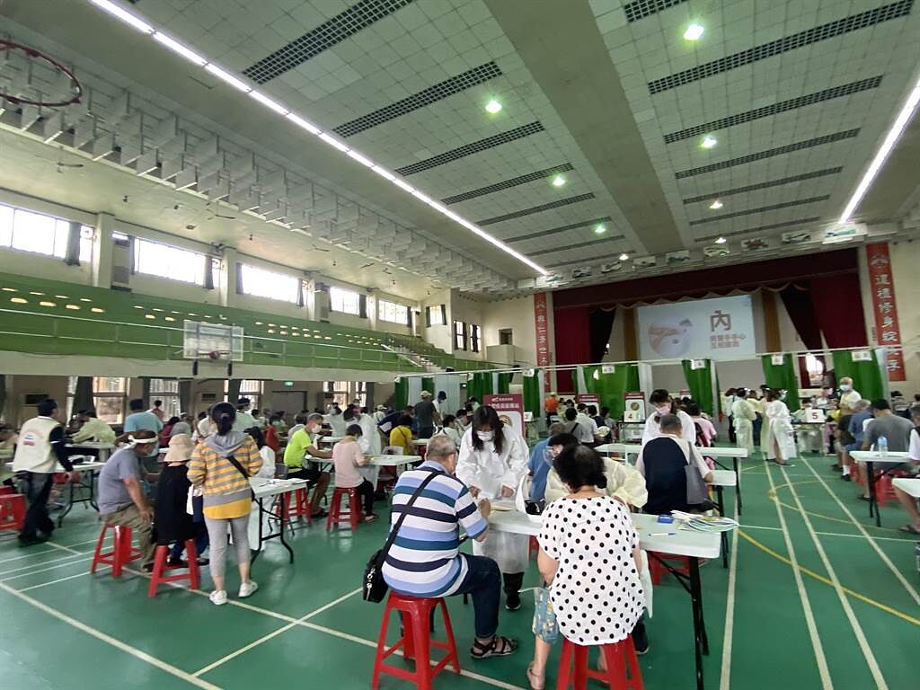 台南市東區復興國中今天開設大型接種站，一上午就大排長龍。(曹婷婷攝)