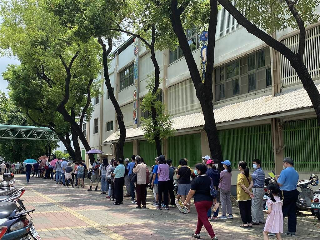 台南市東區復興國中今天開設大型接種站，一上午就大排長龍。(曹婷婷攝)