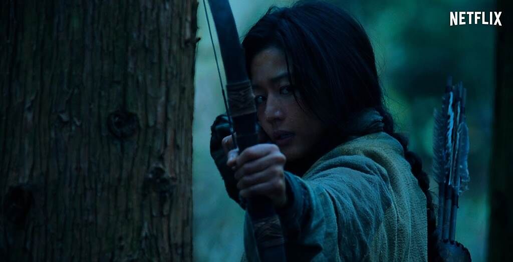 全智賢在《屍戰朝鮮：雅信傳》中飾演雅信。（Netflix提供）