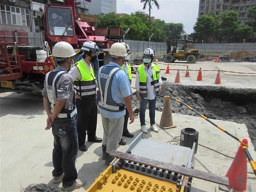 臺北市勞動檢查處於松山區的集合住宅新建工程實施勞動檢查。（圖／勞動局提供）