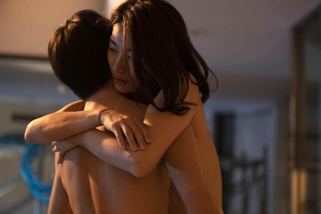 神尾楓珠與瀧内公美在片中有許多性愛場面。（采昌提供）