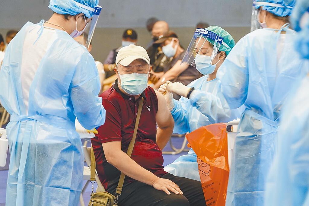 國民黨主席江啟臣呼籲政府正視年輕人無疫苗施打的險境。圖為台北市長輩8日在內湖高工接種站施打莫德納疫苗。（黃子明攝）
