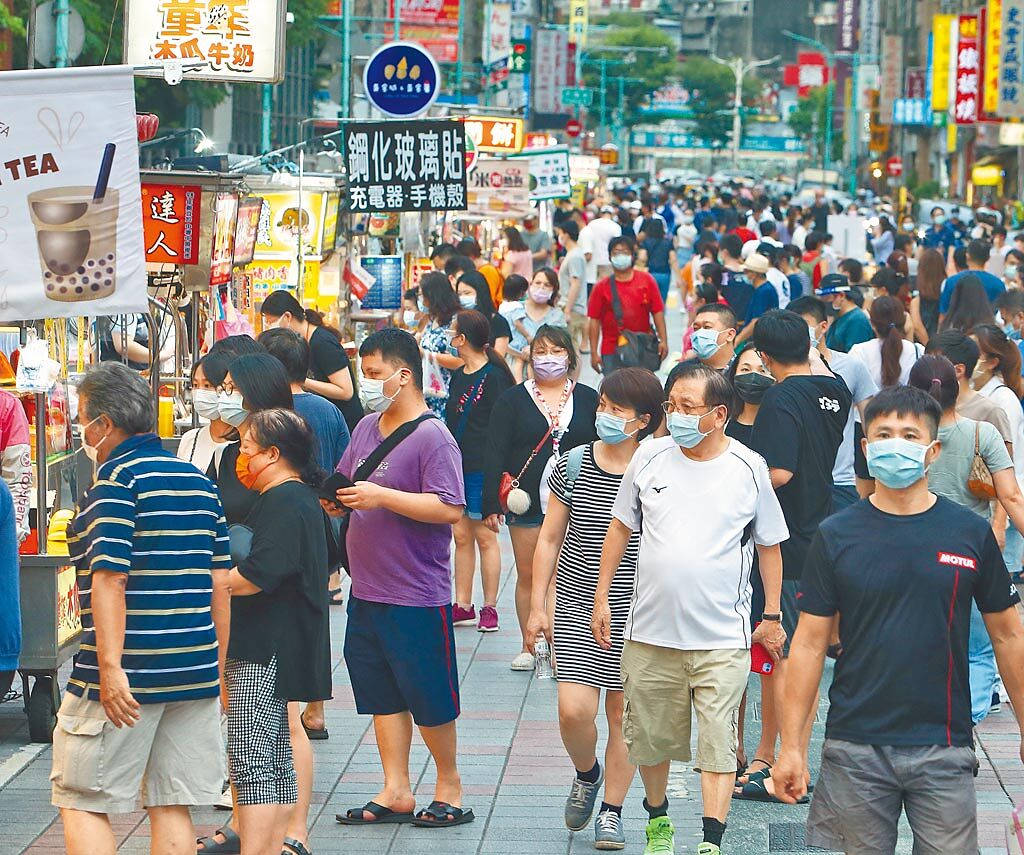 指揮中心宣布7月13日微解封，不過，台北市長柯文哲怨中央沒先商談。圖為台北著名寧夏夜市日前微開放，就出現逛街的人潮。（陳怡誠攝）