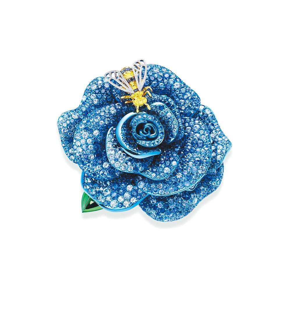 蕭邦藍色玫瑰花戒指，花朵上的蜜蜂栩栩如生。（CHOPARD提供）