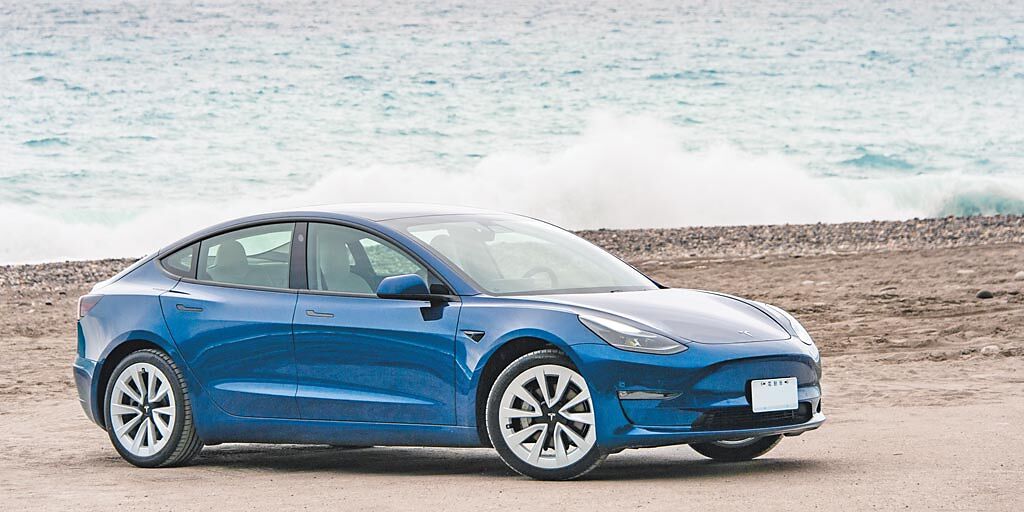 Tesla將於第三季開始全面引進並交付搭載CCS2充電介面的車款，圖為21年式的Model 3。（陳大任攝）