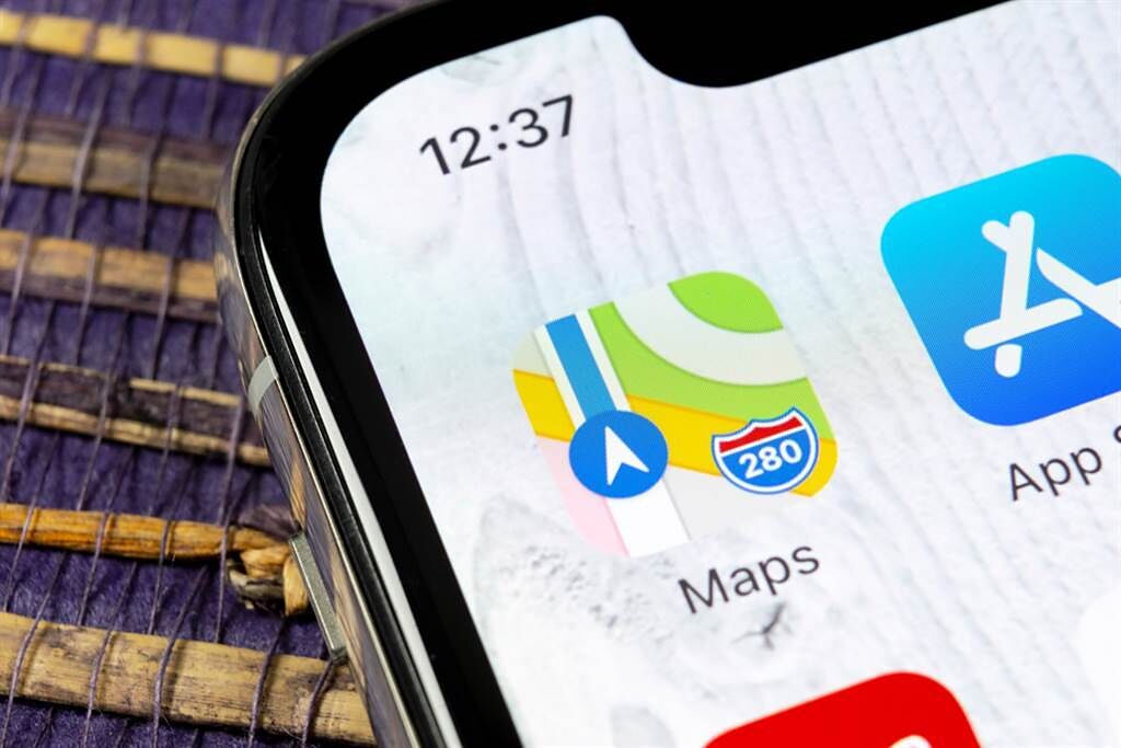 蘋果公司旗下地圖服務推出新功能，駕駛人與乘客可以透過iPhone上的語音助理Siri或CarPlay服務，在行車中快速回報事故、不安全事件或測速。（示意圖／shutterstock）
