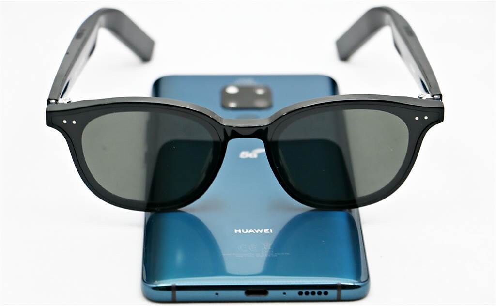 華為X GENTLE MONSTER Eyewear II智慧眼鏡搭配華為手機（圖為Mate 20 5G)能有最完整的體驗。（黃慧雯攝）
