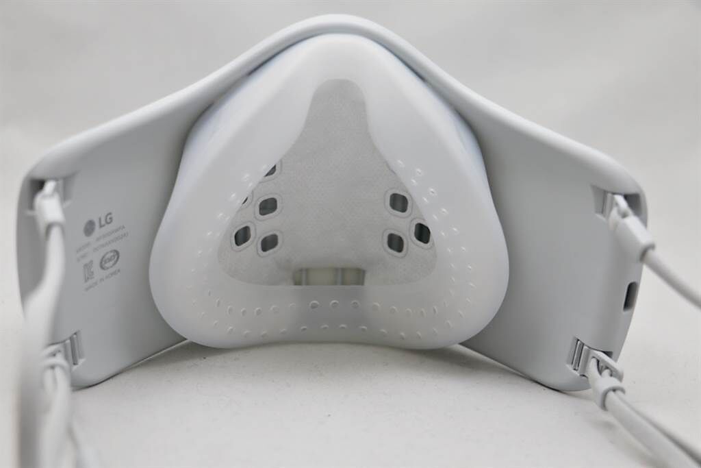 LG PuriCare 口罩型空氣清淨機與內部搭配使用的醫療級矽膠，且需搭配墊片來使用。（黃慧雯攝）