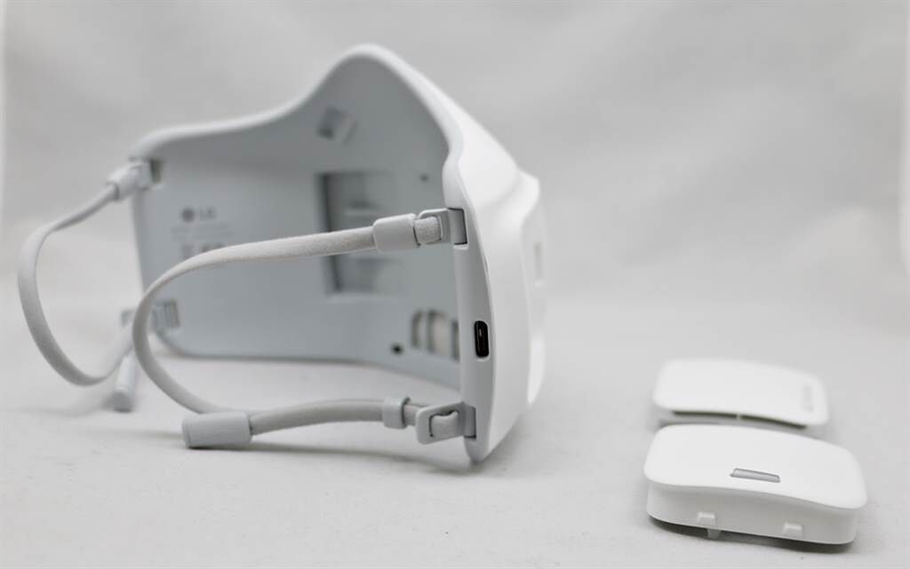LG PuriCare 口罩型空氣清淨機機身有USB Type-C充電埠。（黃慧雯攝）