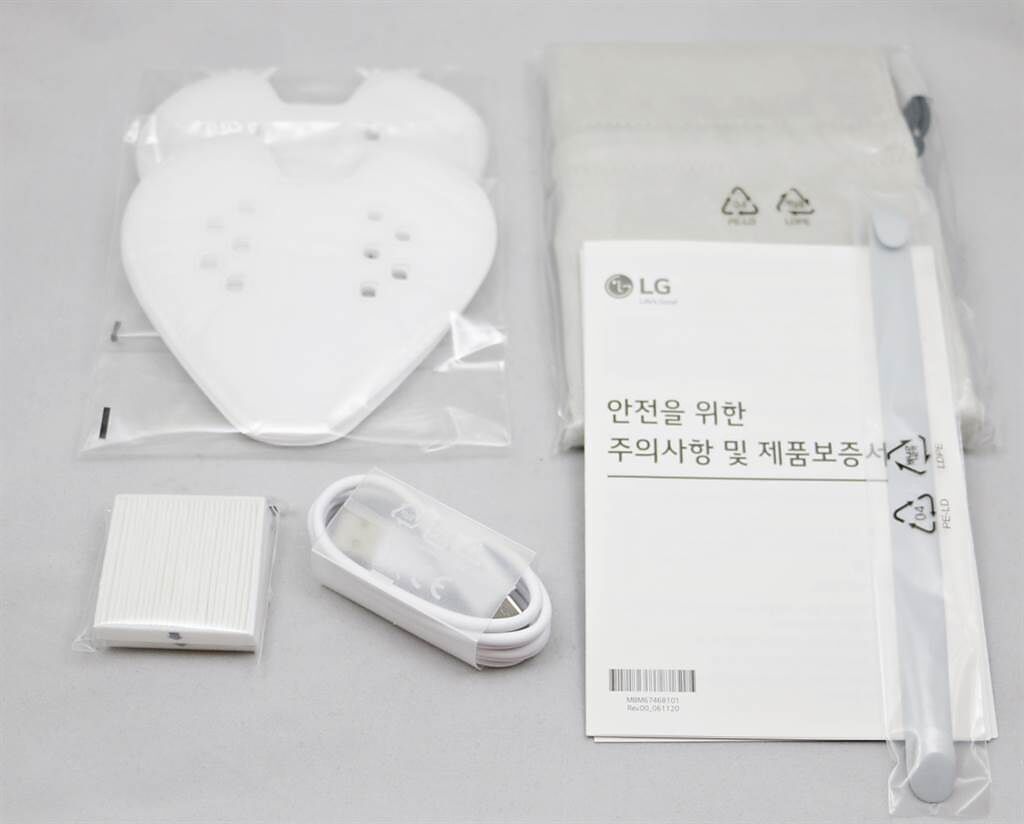LG PuriCare 口罩型空氣清淨機內附配件與耗材。（黃慧雯攝）