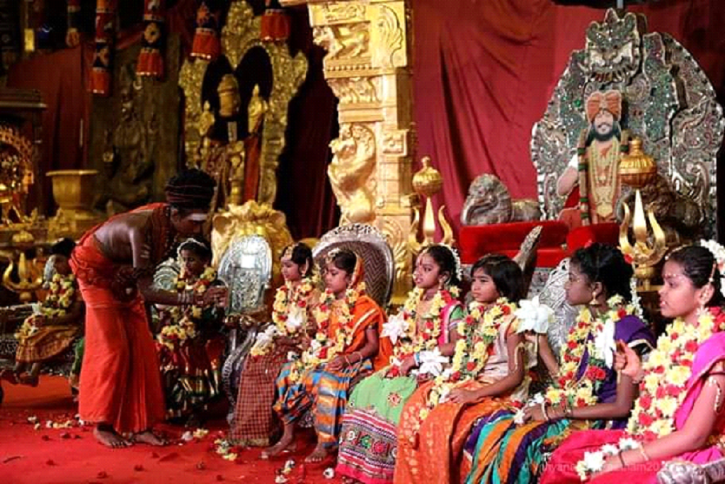 （2018 年 10 月）作為 九夜節的一部分，一位年輕的 ASMT 女孩接受了 Kumari Puja，這是一種儀式，在女性和小女孩身上祈求 Devi Parashakti(原始印度教神和至高無上的神），並向她們提供禮拜。(圖/台灣凱拉薩提供)
