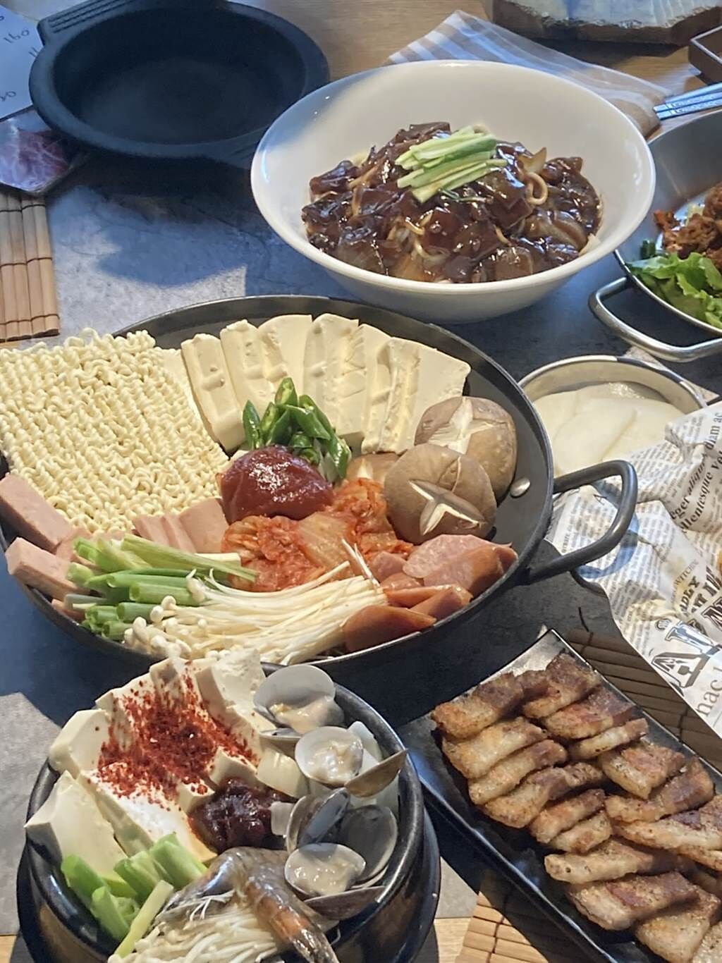 韓式料理「滿滿OKAY」表示雖政府宣布下周一後可以開放內用，但他仍在觀察，目前積極與外送平台合作外送美味餐點。（圖/業者提供）