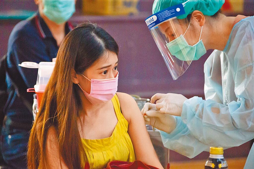 越南5月向輝瑞藥廠洽購BNT疫苗，首批9萬7110劑已在本月7日抵達越南，民眾黨立委高虹安在臉書質疑，「為何越南做得到，而台灣不行？」圖為台北市昨日疫苗接種的畫面。（羅永銘攝）