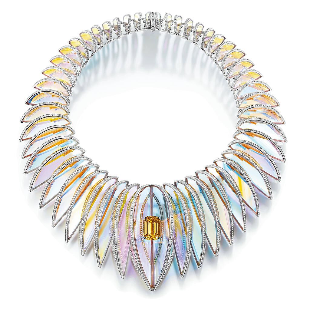 寶詩龍發表Holographique系列珠寶，主打款為霓虹塗層的水晶項鍊，有如出現在粉頸上的一抹彩虹。（寶詩龍提供）