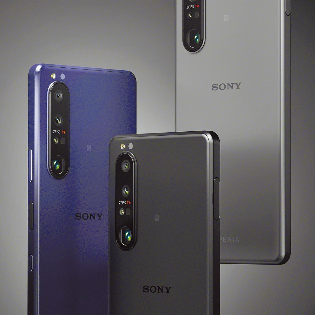 Sony Xperia 1 III 5G旗艦手機，共有消光黑、消光灰、消光紫3色，定價3萬6990元起；18日前享預購優惠，買就送Sony真無線運動降噪耳機、千元配件購物金或配件購物組。（Sony提供）