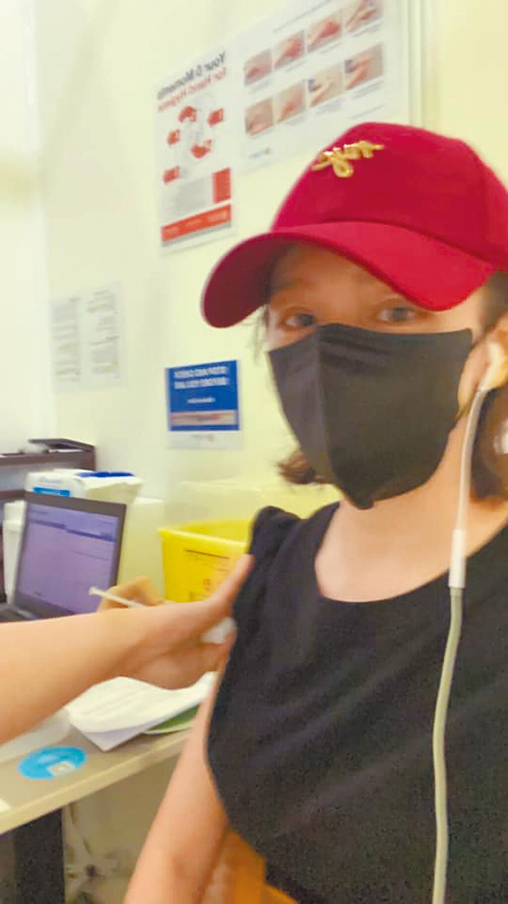 徐若瑄昨在新加坡打完第2劑莫德納疫苗。（摘自臉書）