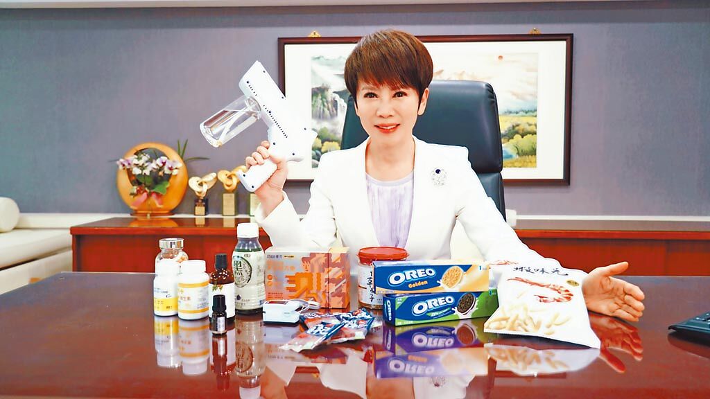 華視新聞台台長陳雅琳的辦公桌上，除了零食還有很多保健食品。（華視提供）