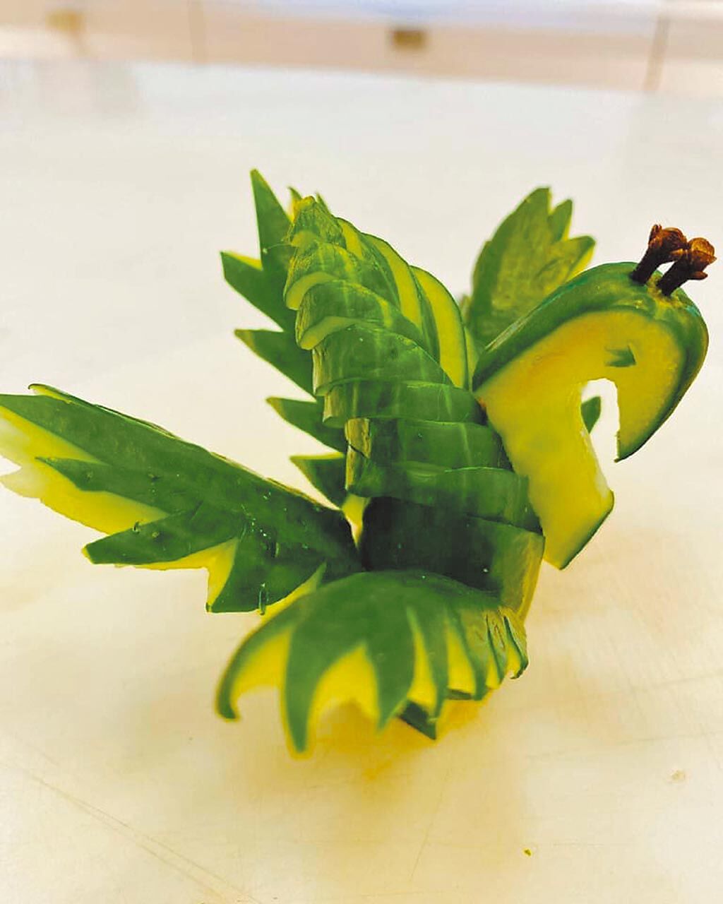 蔡健雅日前秀出雕花作品，把小黃瓜雕成一隻鳥。（摘自臉書）
