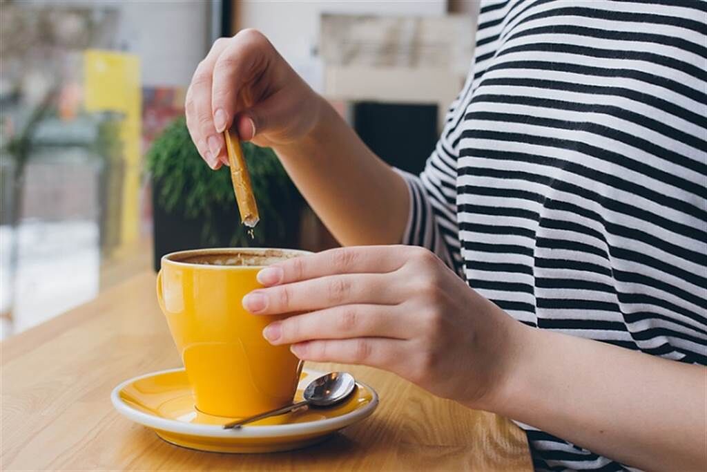 喝咖啡時習慣加入糖份，也會增加熱量。(示意圖/Shutterstock)