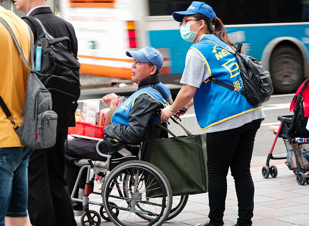 扶助超過100位無家的身障街賣者的新巨輪協會，除了提供生活的住所外，也協助在街頭販售日用品自力生活。（新巨輪協會提供／林良齊台北傳真）