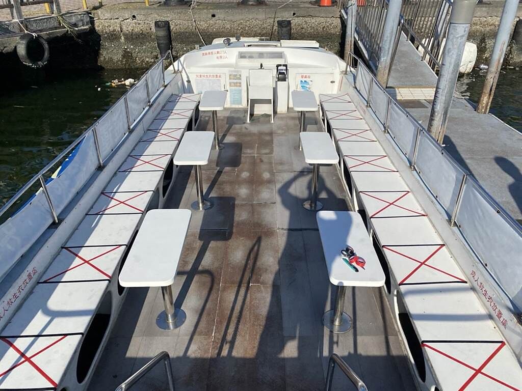 台南運河遊船業者將船整理成梅花座，迎接微解封復業。（讀者提供／程炳璋台南傳真）