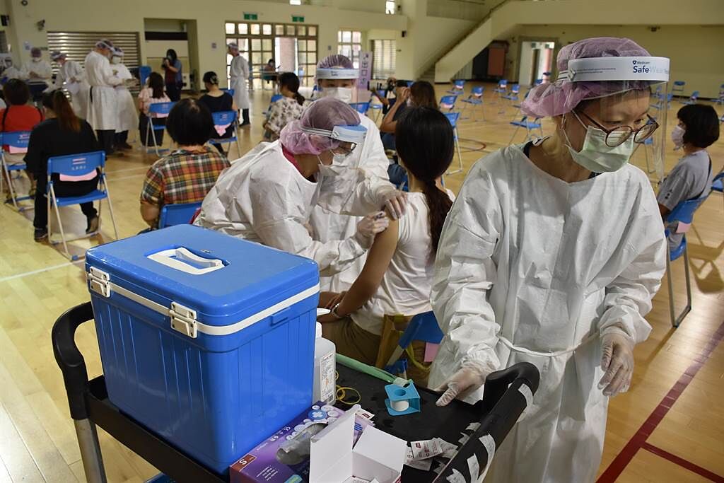 文華國小接種站是由苗栗弘大醫院承辦，動員近30名醫護人員。（謝明俊攝）