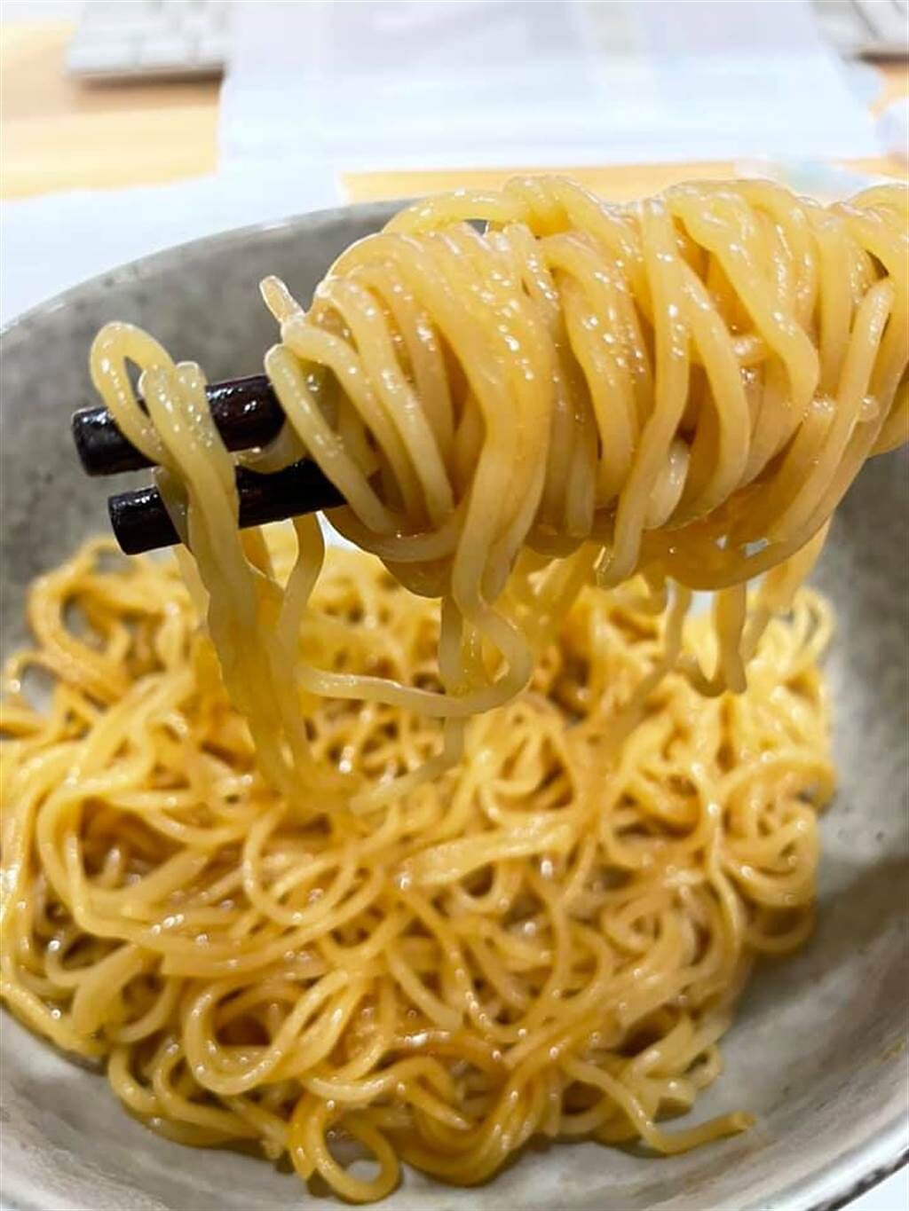 女網友推薦一款日清醬油泡麵的麵條，直呼神還原日本拉麵。(圖／我愛全聯-好物老實説)

