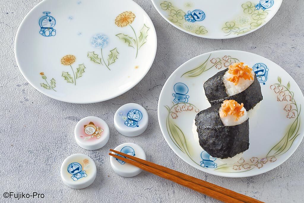3.日本皇家Noritake哆啦A夢聯名餐具組，花卉系列有馬克杯、飯碗、醬料碟、筷架、花瓶等，價格在360元至1080元。（旺代提供）