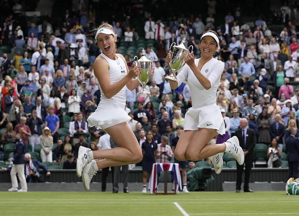 謝淑薇（右）與女雙搭擋梅騰絲（左）開心慶祝拿下2021溫布頓女雙冠軍。（美聯社）