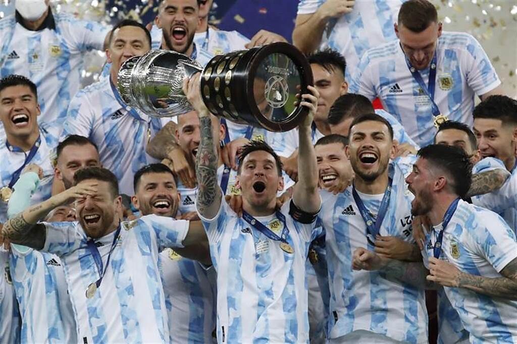 阿根廷奪下美洲盃冠軍，梅西（中）開心舉起冠軍盃。（美聯社）