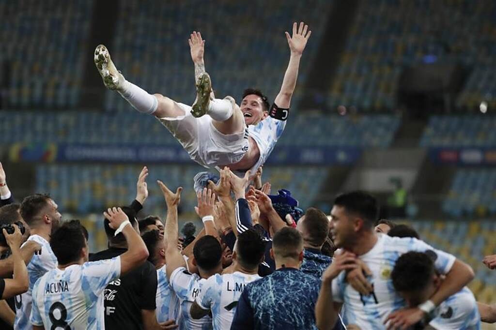 阿根廷奪下美洲盃冠軍，梅西被隊友拋起慶賀。（美聯社）