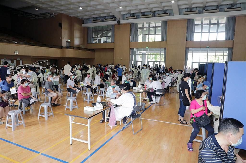 台南市政府為加快疫苗接種速度，在慈濟高中增設大型施打站。（市府提供／洪榮志台南傳真）