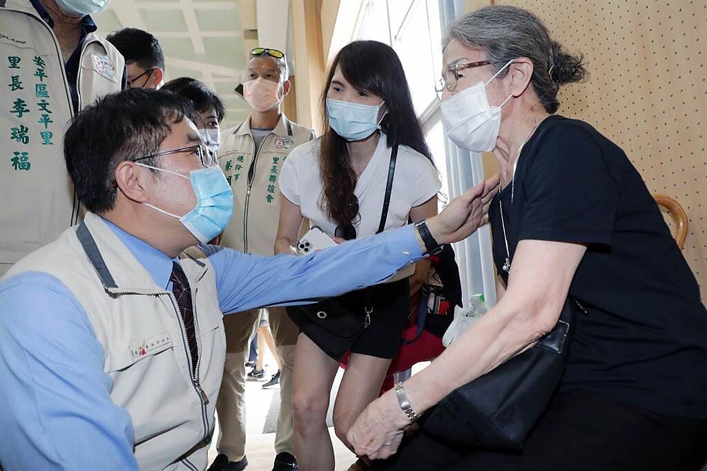 台南市長黃偉哲前往慈濟高中視察疫苗施打狀況。（市府提供／洪榮志台南傳真）