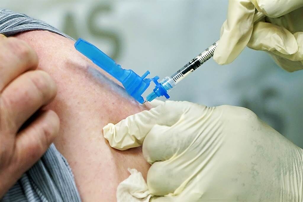 台大醫師、YouTuber蒼藍鴿表示，數據顯示，mRNA疫苗，也就是BNT及莫德納疫苗，有一種副作用的發生率較血栓高，且較好發於年輕男性身上。(資料照/美聯社)