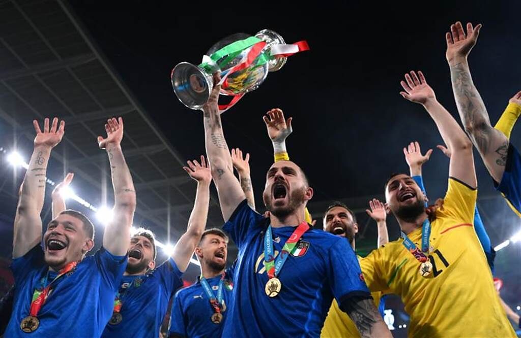 義大利在PK戰氣走英格蘭，舉起象徵歐洲冠軍的德勞內盃。（路透）