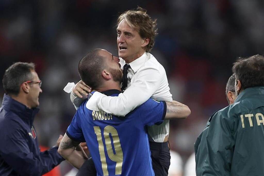 教頭曼奇尼帶領錯過上屆世界盃的義大利勇奪歐國盃，奪冠後也淚灑球場。（美聯社）