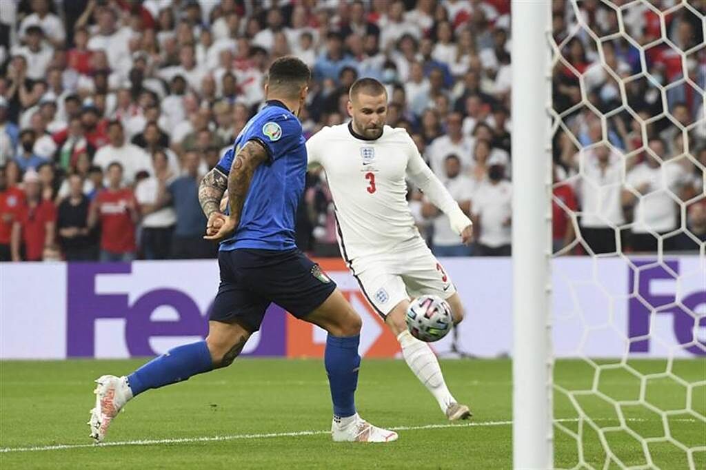 英格蘭左後衛路克蕭（右）開賽1分57秒率先攻破義大利球門，創下歐國盃決賽史上最快進球紀錄。（美聯社）