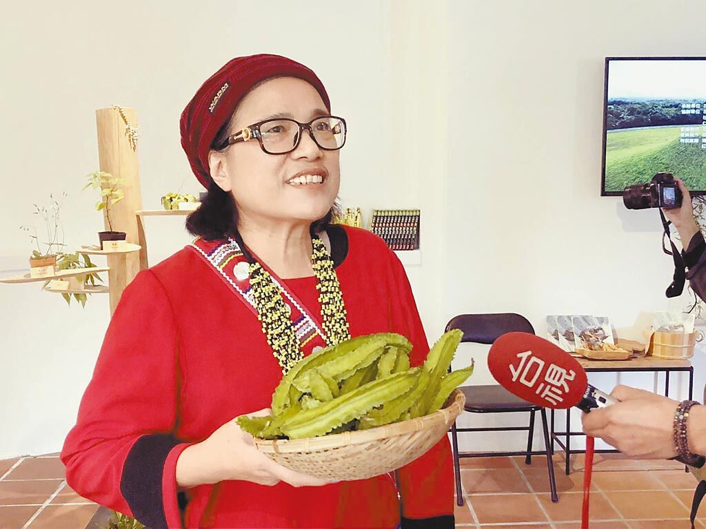 花蓮阿美族野菜教母吳雪月，10多年來投入野菜及原住民作物研究。（吳雪月提供／王志偉花蓮傳真）