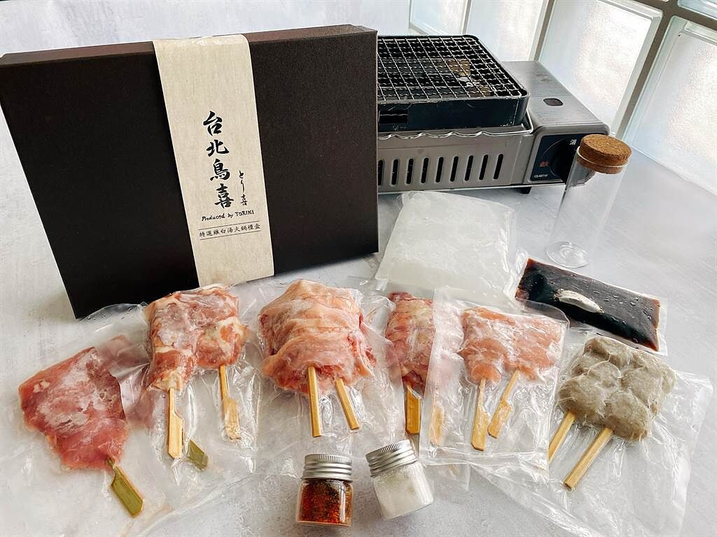 日式燒鳥專門店「台北鳥」推出雞肉串燒禮盒，從食材選擇、分切、串籤、包裝，以及所附醬汁和容器，都體現「職人匠心」。（圖／台北鳥喜）
