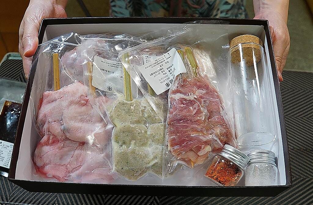 台北鳥喜的「雞肉串燒禮盒」中，每種食材都經精細分切並用真空冷凍。（圖／姚舜）
