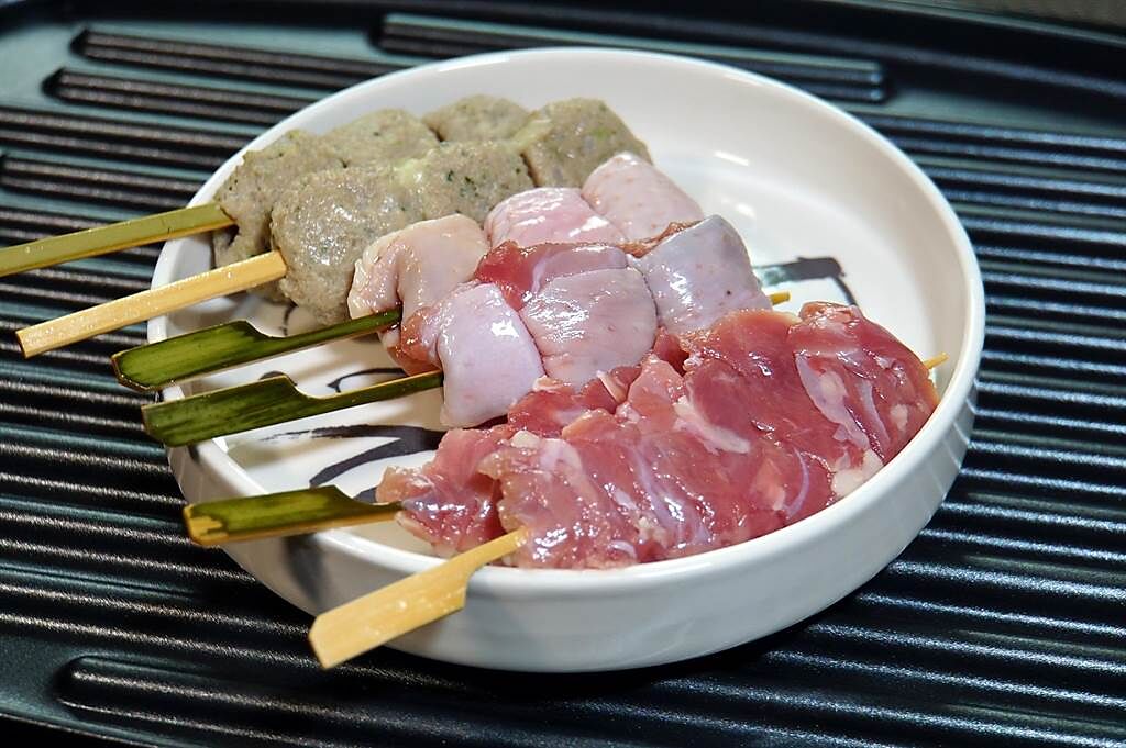 台北鳥喜「雞肉串燒禮盒」的食材共有6種不同雞肉部位，並以不同串籤串好。（圖／姚舜）