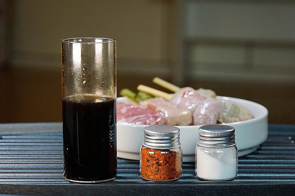 燒鳥鹽、七味粉與用老滷調製的燒鳥醬，都是日本產地直送。（圖／姚舜）