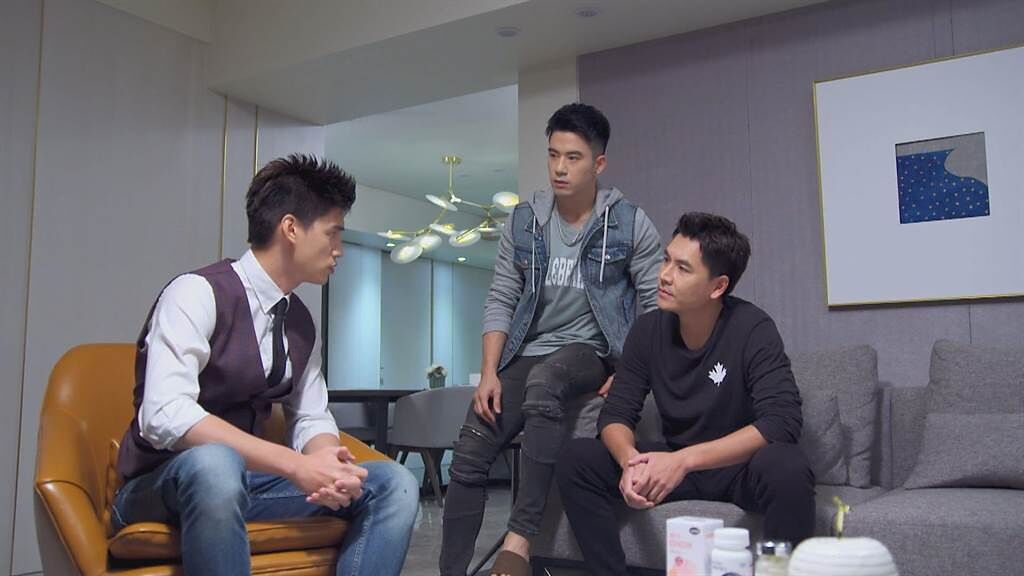 王傳一（右起）、JR紀言愷、羅宏正在《美味滿閣》飾演三兄弟。（中視提供）