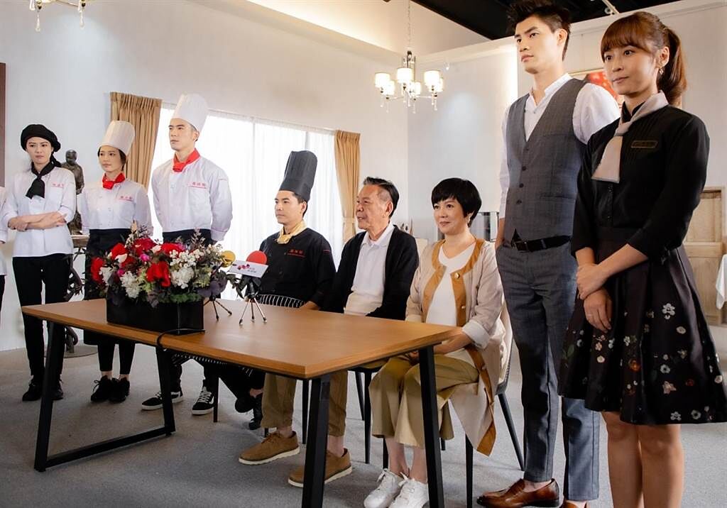 JR紀言愷（左三起）、王傳一、龍劭華、苗可麗、羅宏正在《美味滿閣》飾演一家人。（中視提供）