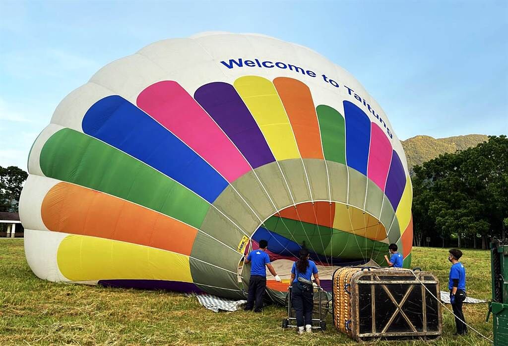雖然台東熱氣球嘉年華延期，飛行員及工作人員持續在關山親水公園操兵。（莊哲權攝）