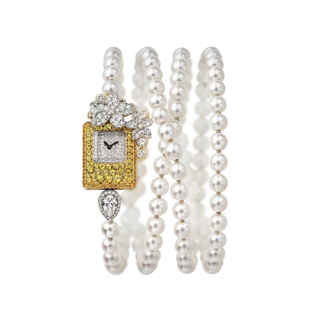 以瓶身和花朵精油為靈感的Grass Jasmine可轉換式珠寶表，可當項鍊與手鍊佩戴，631萬4000元。（CHANEL提供）
