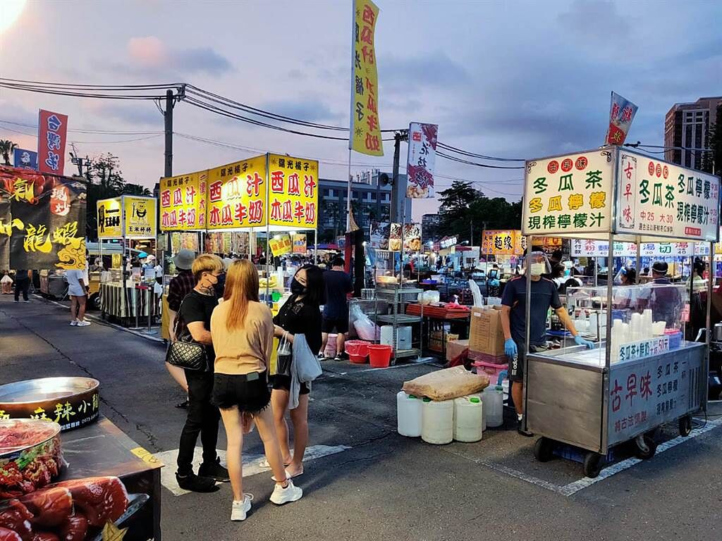 台南市知名的大東夜市12日晚間率先恢復營業，不僅到場的攤商只有1／3，連逛夜市的人潮也僅平日1成左右。（洪榮志攝）