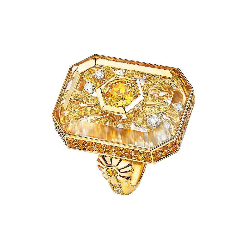 以香水花材為靈感打造的YLANG YLANG花朵戒指， 375萬7000元。（CHANEL提供）