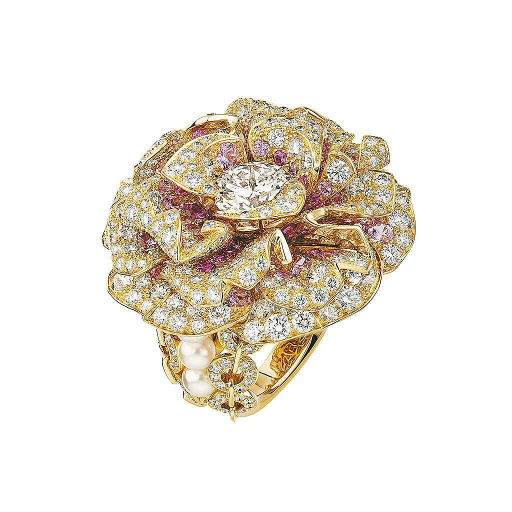 以香水花材為靈感打造的May Rose花朵戒指，1478萬3000元。（CHANEL提供）